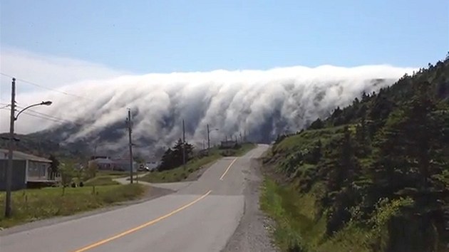Mlha se valí pes hory Long Range Mountains na ostrov Newfoundland.