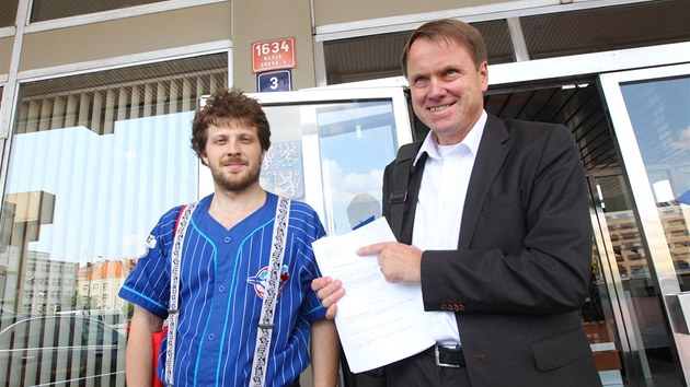 Martin Bursk a Matj Hollan jdou zaregistrovat stranu LES na ministerstvo vnitra v Praze. (30. srpna 2013)