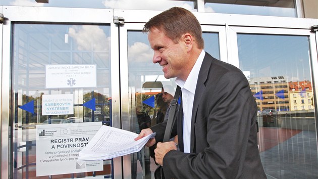 Martin Bursk jde zaregistrovat stranu LES na ministerstvo vnitra v Praze. (30. srpna 2013)