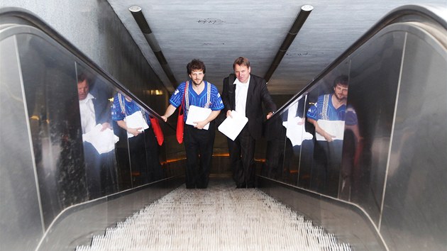 Matj Hollan a Martin Bursk jedou zaregistrovat stranu LES na ministerstvo vnitra v Praze. (30. srpna 2013)
