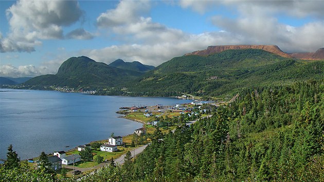 Newfoundlandsk msteko Lark Harbour, nad nm se ty poho Long Range Mountains.