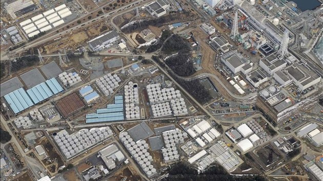 Pohled na arel Fukuimy s viditelnm mnostvm ndr na radioaktivn vodu