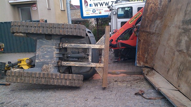 Na Koterovsk td v Plzni se stela dodvka s nkladnm autem, kter pevelo mal bagr. 