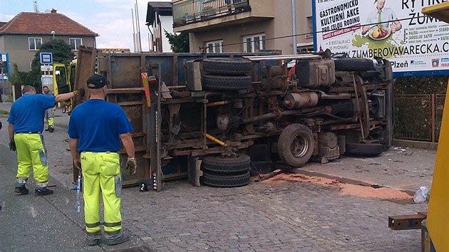 Na Koterovsk td v Plzni se stela dodvka s nkladnm autem, kter pevelo mal bagr. 