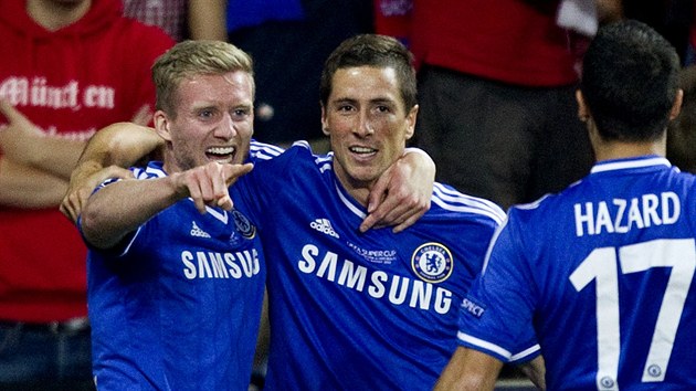 Strjci prvnho glu Chelsea. Uprosted stelec Fernando Torres, vlevi nahrva Andr Schrrle a vpravo Eden Hazard, kter akci vypracoval.