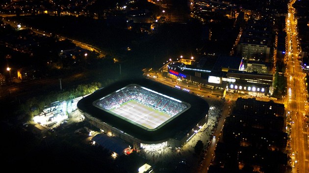 EDEN CENTREM EVROPSKHO FOTBALU. Aspo na jeden veer se stal rozzen stadion ve vrovickm Edenu centrem evropskho fotbalu.  Hrla se zde bitva o Superpohr mezi Bayernem Mnichov a Chelsea.