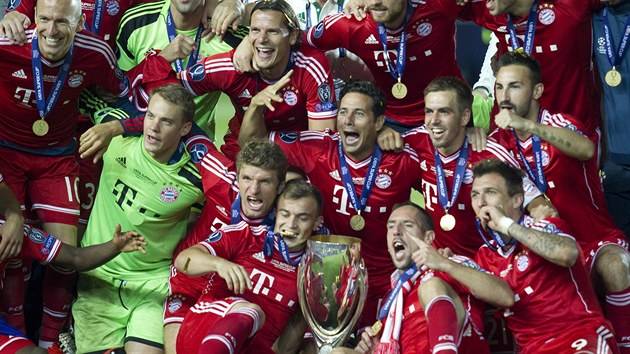 Fotbalist Bayernu Mnichov se raduj z triumfu v Superpohru.