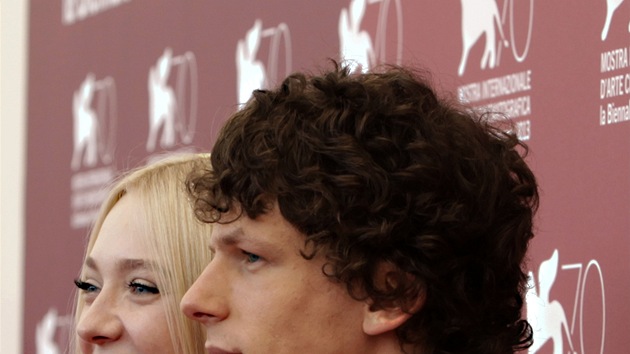 Dakota Fanningov a Jesse Eisenberg v Bentkch