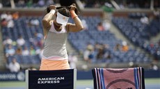 Britská tenistka Laura Robsonová si upravuje úes bhem zápasu 3. kola US Open.