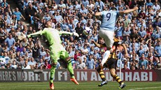 MَE RUCE ROZTÁHNOUT, JAK CHCE, STEJN TEN GÓL DÁM. Útoník Manchesteru City...