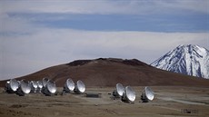 Antény teleskopu ALMA v poušti Atacama Antény teleskopu ALMA v poušti Atacama