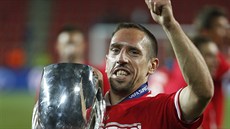 S TROFEJÍ. Franck Ribéry oslavuje s trofejí pro vítěze Superpoháru. S TROFEJÍ. Franck Ribéry oslavuje s trofejí pro vítěze Superpoháru.