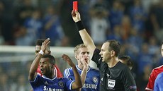 OSLABENÍ. Chelsea hrála dlouho v oslabení, kdy ervenou kartu dostal Ramires.