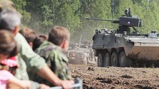 Snímky z generální zkoušky na Den pozemního vojska Bahna, který se koná v Snímky z generální zkoušky na Den pozemního vojska Bahna, který se koná v