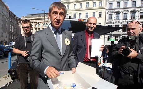 éf hnutí ANO Andrej Babi rozdává koláky, které podle nj pekla jeho vnuka.