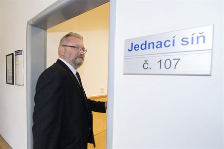 Exnámstek hejtmana Královéhradeckého kraje Rostislav Veteka jde k soudu