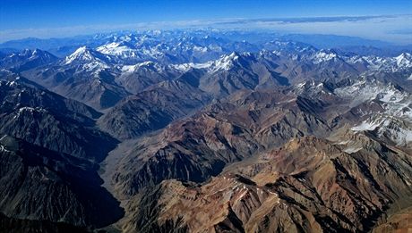 Prmrná výka vrchol v Andách je kolem ty tisíc metr nad moem.