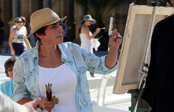 výcarská malíka Doris Windlinová maluje spolu s dalími umlci na protestním