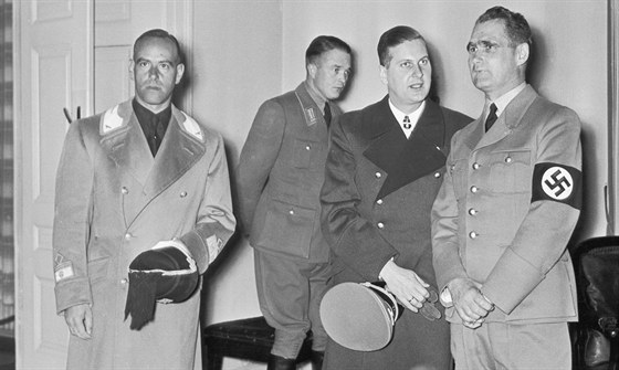 Hitlera pravá ruka Rudolf Hess (úpln vpravo) v roce 1937.