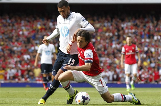 Tomá Rosický (vpravo) v posledním ligovém utkání Arsenalu proti Tottenhamu.