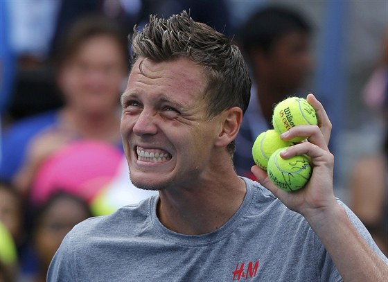 TI VÝHRY. Tomá Berdych slaví tetí výhru na letoním US Open. V osmifinále ho...