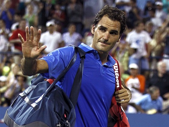 SBOHEM, TURNAJI MISTR? Zatím se Roger Federer se závreným podnikem louit nemusí. Po prohe v anghaji jsou ale jeho ance v ohroení.