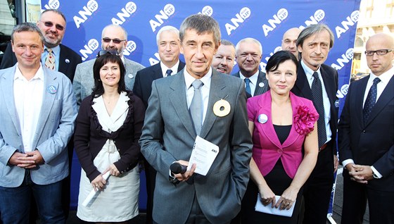 Andrej Babi a kandidáti hnutí ANO bhem pedvolební kampan.