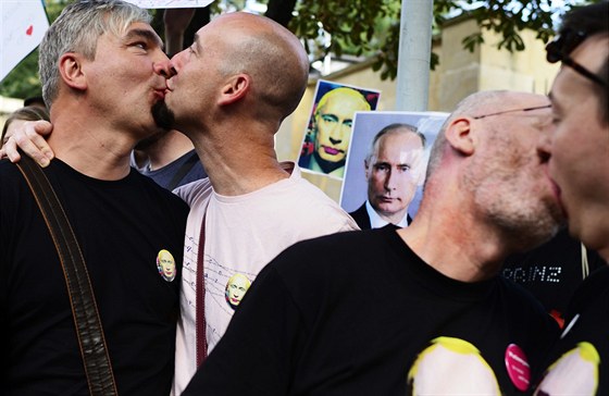 Akce na podporu homosexuál v Rusku, takzvaný líbací protest, se uskutenil 8....