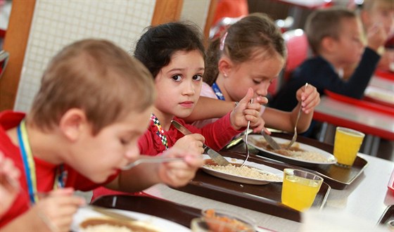 Dti, které nejí tradiní jídla, mají v olomouckých kolních jídelnách pi výbru vtinou smlu. Vaí jen jedno jídlo.
