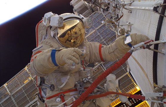 Na snímku ze srpna 2005 je astronaut John Phillips obleený v ruském skafandru Orlan. V odrazu od vizoru mete vidt autora fotografie Sergeje Krikaleva. (ilustraní snímek)
