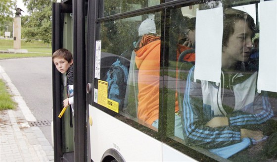 áci ze základní koly Závodu míru ekají na odjezd speciálního autobusu do...