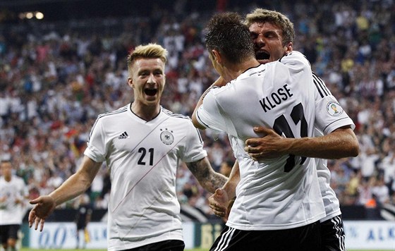 NMECKÁ RADOST. Marco Reus (vlevo) a Thomas Müller gratulují Miroslavu Klosemu...