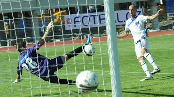 Ústecký Moulis stílí v utkání proti Varnsdorfu gól, který neplatil. 