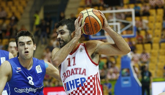 VZPOMÍNKA NA ROK 2013. eský basketbalista Tomá Satoranský se pokouí pibrzdit chorvatský útok, který vede Krunoslav Simon. 