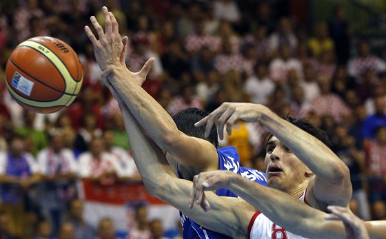 eský basketbalista Tomá Satoranský bojuje o mí s Chorvatem Dariem ariem. 