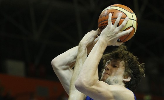 eský basketbalista Jan Veselý pi stelb v utkání s Chorvatskem. 
