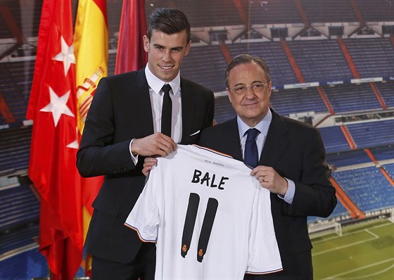 TOHLE JE TVJ DRES. Florentino Pérez pedal Garethu Baleovi dres Realu Madrid s...