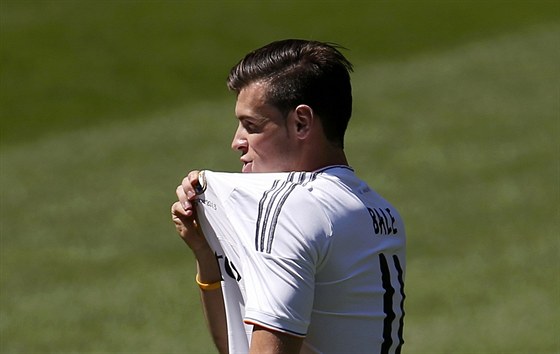 REAL MADRID MÁM V SRDCI. Gareth Bale ukazuje fanoukm, který klub má v srdci.