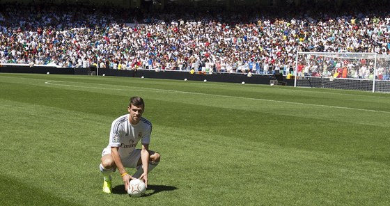 PÓZOVÁNÍ V NOVÉM DRESU. Gareth Bale pózuje fotografm v dresu Realu Madrid.