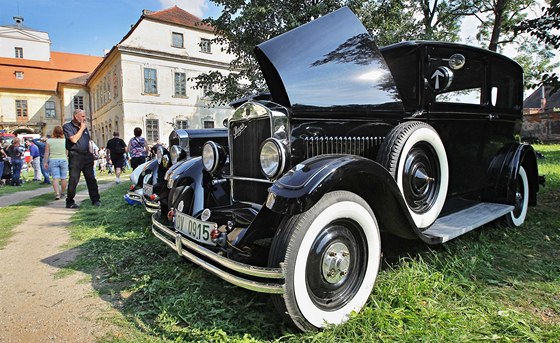 Setkání automobilových veterán na zámku v Kimicích u Plzn.