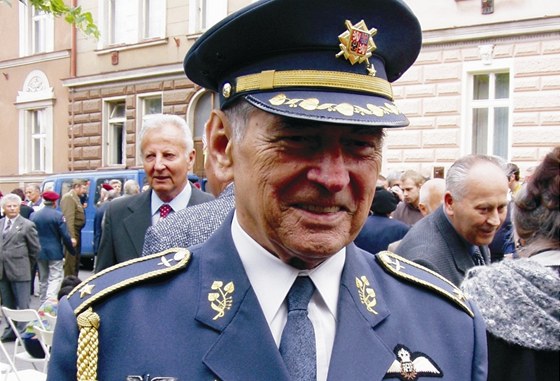 Generál letectva Miroslav tandera slaví 95. narozeniny.