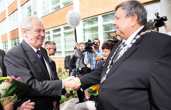 Také první koleko návtv po krajích zahájil prezident Milo Zeman ped rokem ve Zlín. Na úvod jej pivítal hejtman Stanislav Miák.