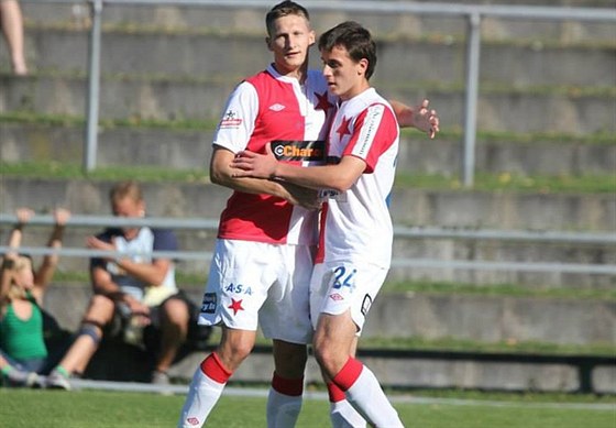 Alban Bunjaku (vpravo) pijímá gratulaci ke vstelenému góly ud spoluhráe...