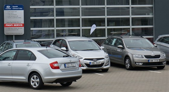 Hyundai nabízel ve svém showroomu i eskou znaku koda. Srovnáním chce dokázat, e je její znaka lepí.