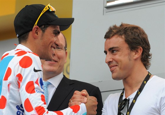 KAMARÁDI. Cyklistický ampion Alberto Contador (vlevo) a formulový závodník...