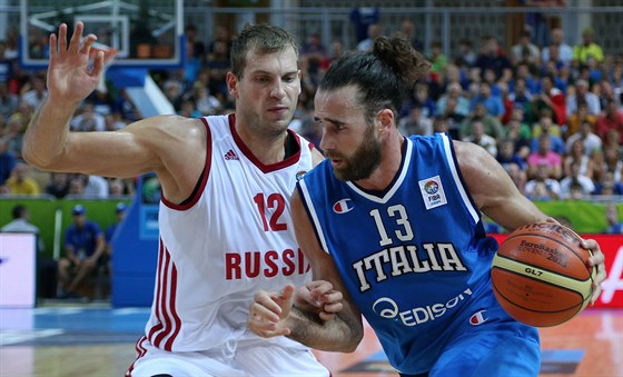 Gigi Datome (vpravo) z Itálie uniká Sergeji Monjovi z Ruska.