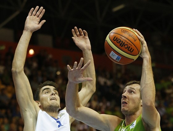 Goran Dragi (vpravo) ze Slovinska zakonuje kolem eského basketbalisty Tomáe...