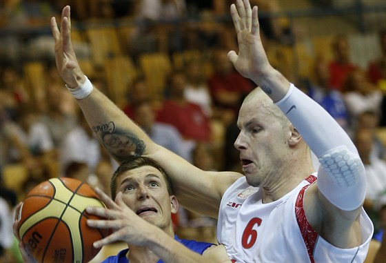 eský basketbalista Pavel Pumprla (vlevo) hledá cestu k polskému koi pes...