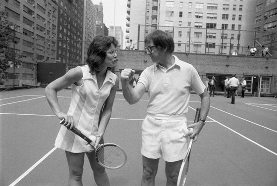 BITVA POHLAVÍ. Billie Jean Kingová a Bobby Riggs se v záí 1973 stetli v