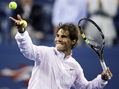 panlsk tenista Rafael Nadal odpaluje do hledit podepsan mky po postupu